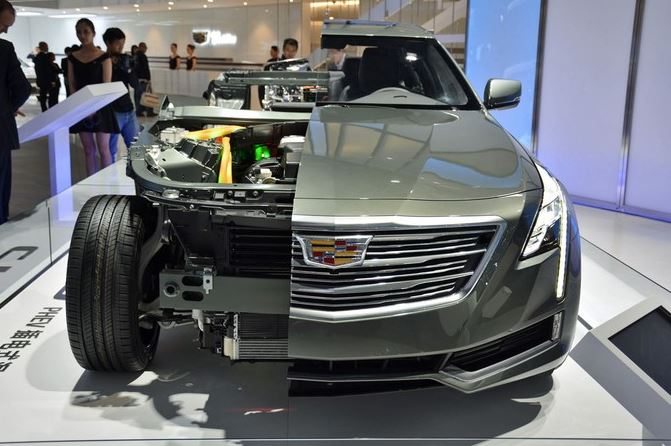 2016-Cadillac-CT6-Plugin-cut-in-half-Shanghai